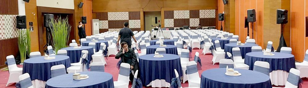 Sewa Meja Bundar Topping Biru Area Depok untuk Event Profesional dan Elegan