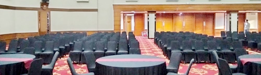 Sewa Meja Bundar Cover Taplak Hitam Runner Merah Jakarta untuk Event Berkelas