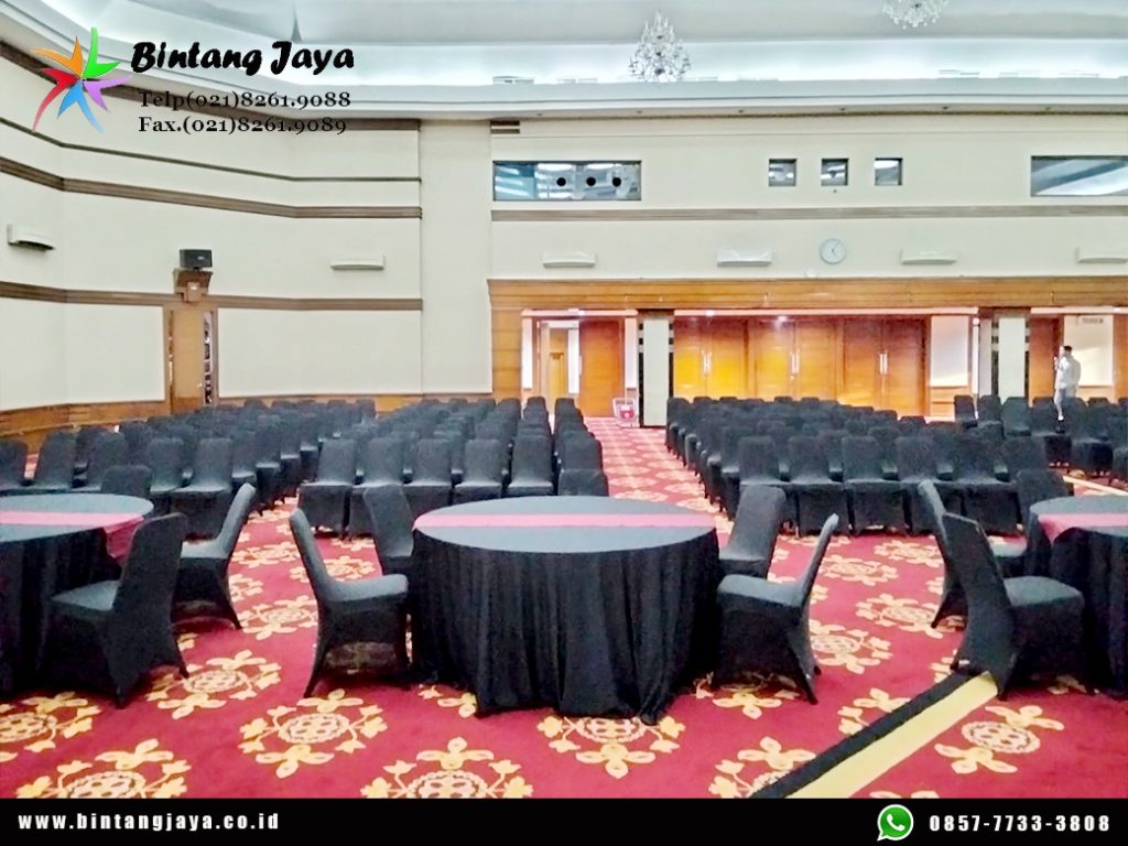 Sewa Meja Bundar Cover Taplak Hitam Runner Merah Jakarta untuk Event Berkelas