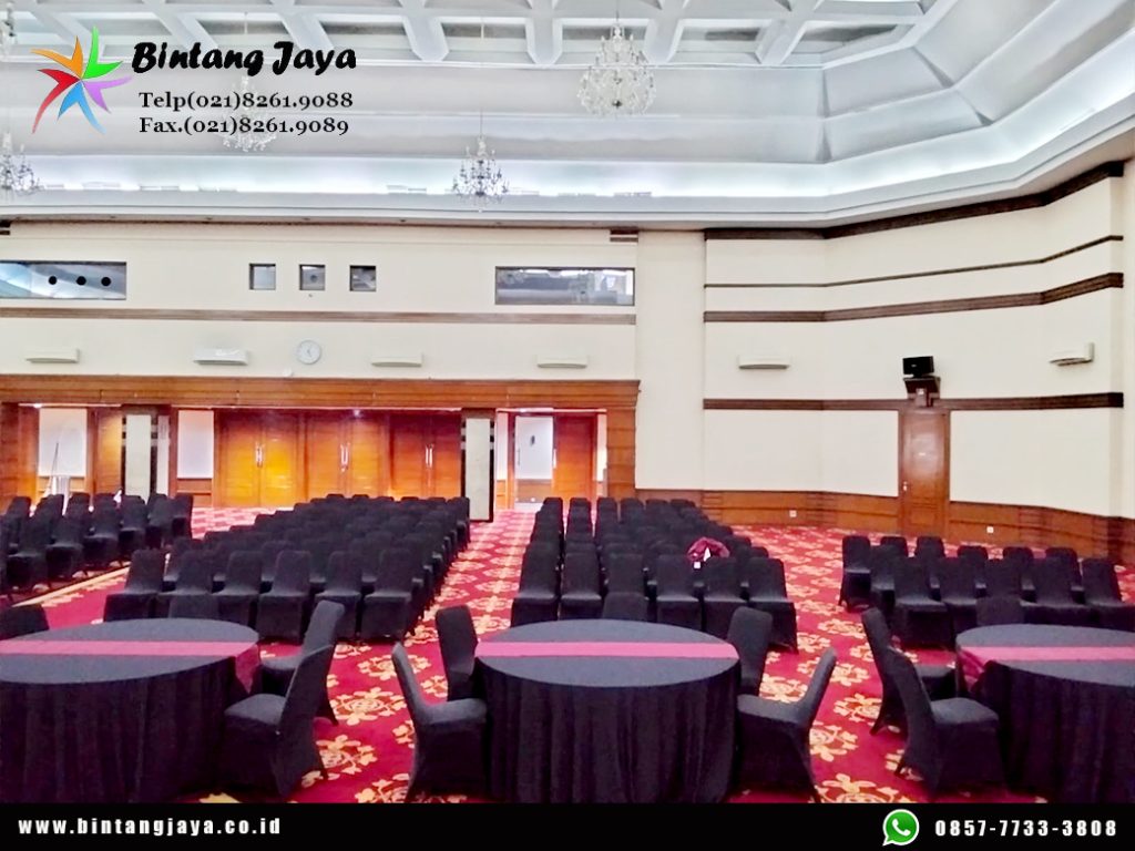 Sewa Meja Bundar Cover Taplak Hitam Runner Merah Jakarta untuk Event Berkelas