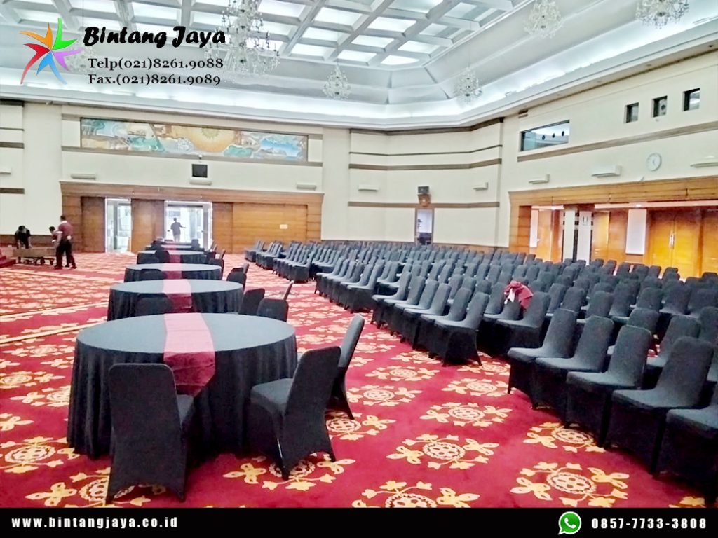 Sewa Meja Bundar Cover Taplak Hitam Runner Merah Jakarta untuk Event Berkelas