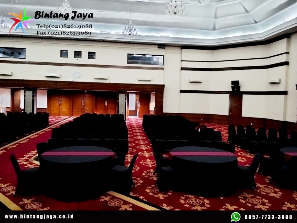 Sewa Meja Bundar Cover Taplak Hitam Runner Merah Jakarta untuk Event Berkelas