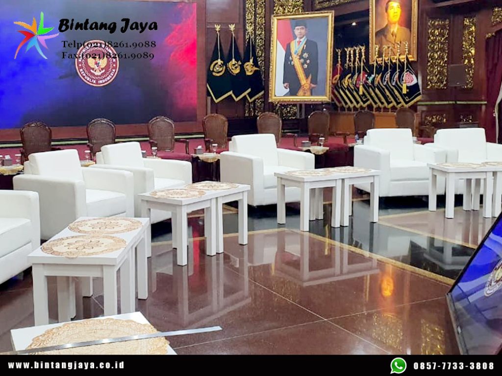 Sewa Meja Sudut Putih untuk Melengkapi Sofa Lounge Event