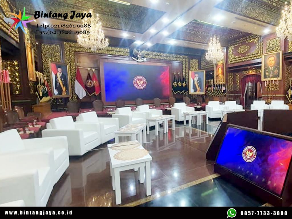 Sewa Meja Sudut Putih untuk Melengkapi Sofa Lounge Event