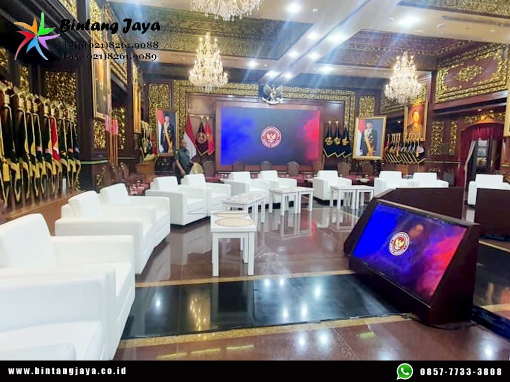 Sewa Meja Sudut Putih untuk Melengkapi Sofa Lounge Event