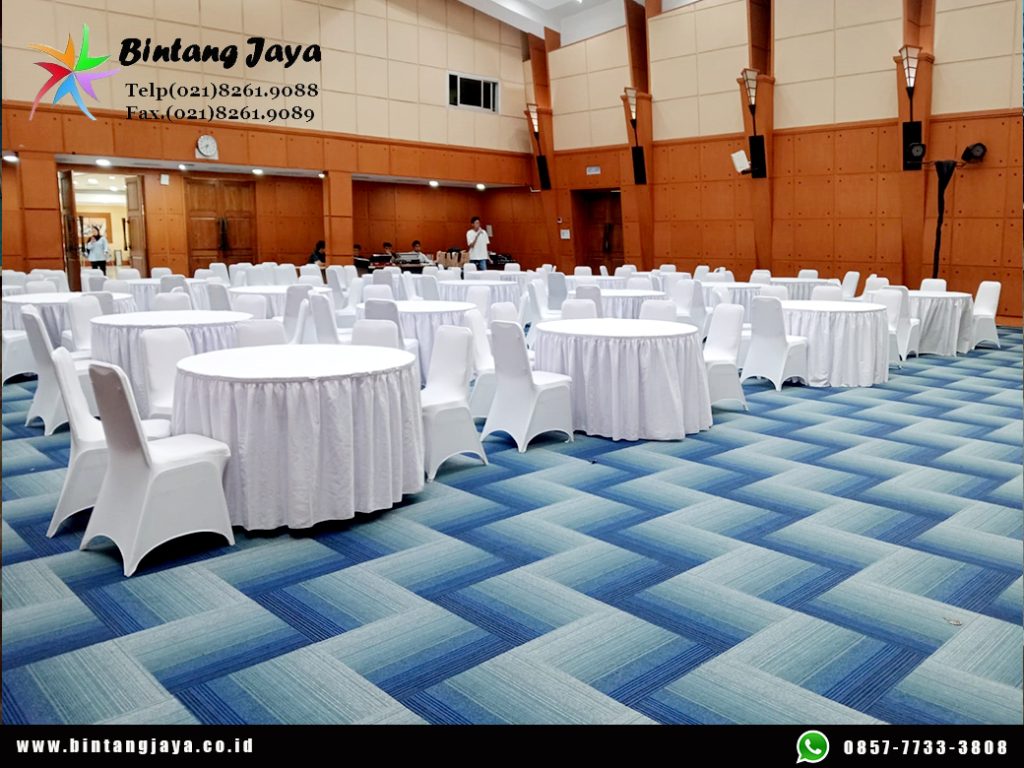 Sewa MEJA BULAT KURSI FUTURA Cover Putih Event Kemendikti Jakarta