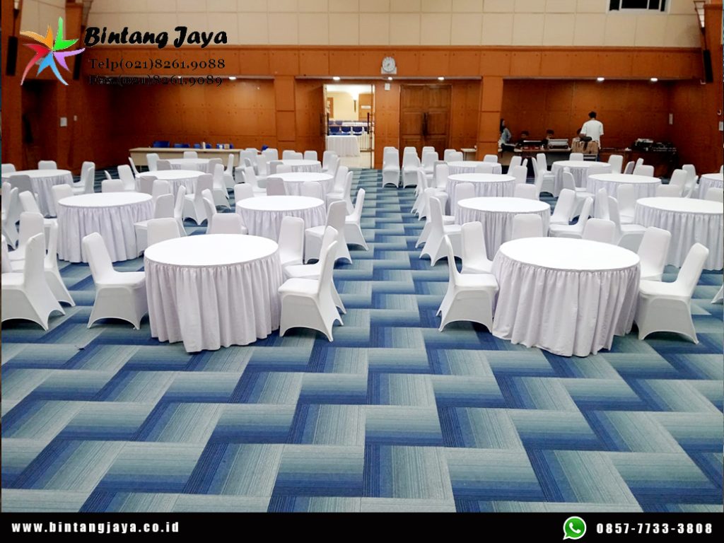 Sewa MEJA BULAT KURSI FUTURA Cover Putih Event Kemendikti Jakarta