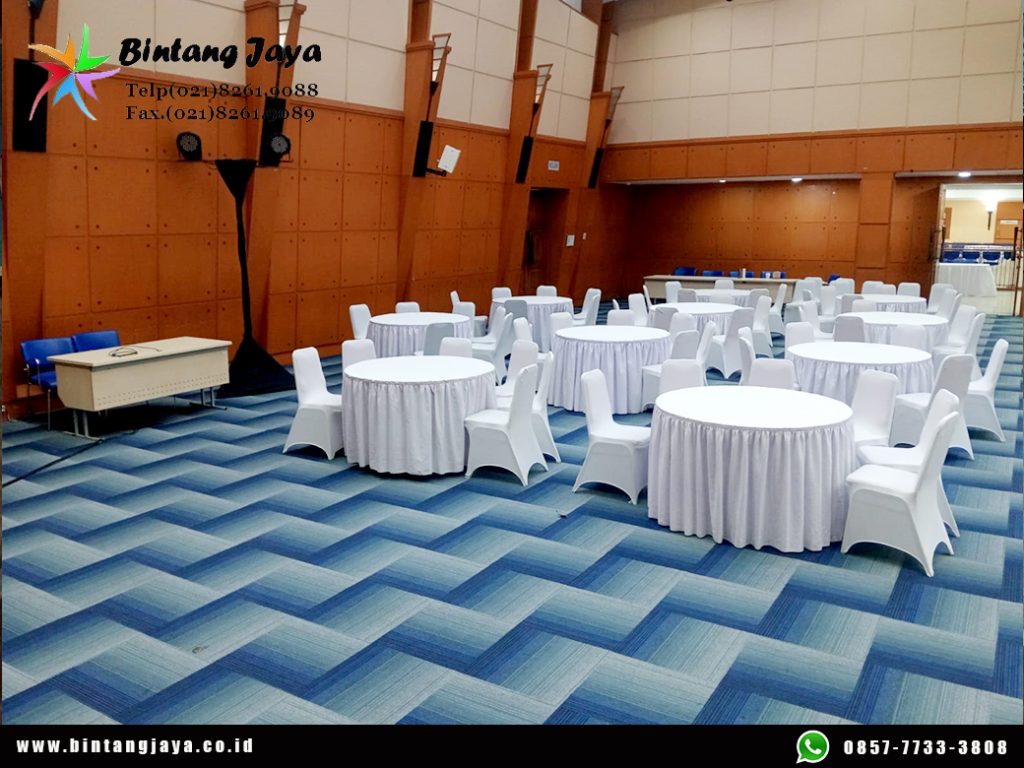 Sewa MEJA BULAT KURSI FUTURA Cover Putih Event Kemendikti Jakarta