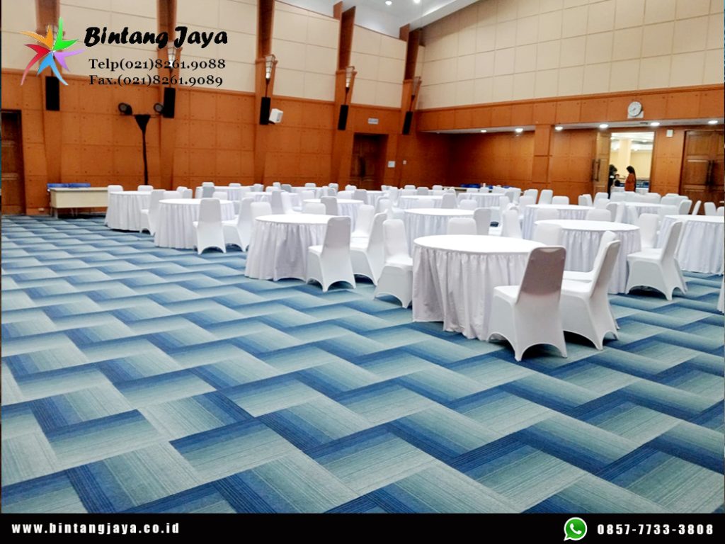 Sewa MEJA BULAT KURSI FUTURA Cover Putih Event Kemendikti Jakarta