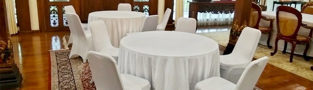 Sewa Kursi Event Sarung Putih dan Meja Bundar Hambalang untuk Tampilan Rapi & Elegan