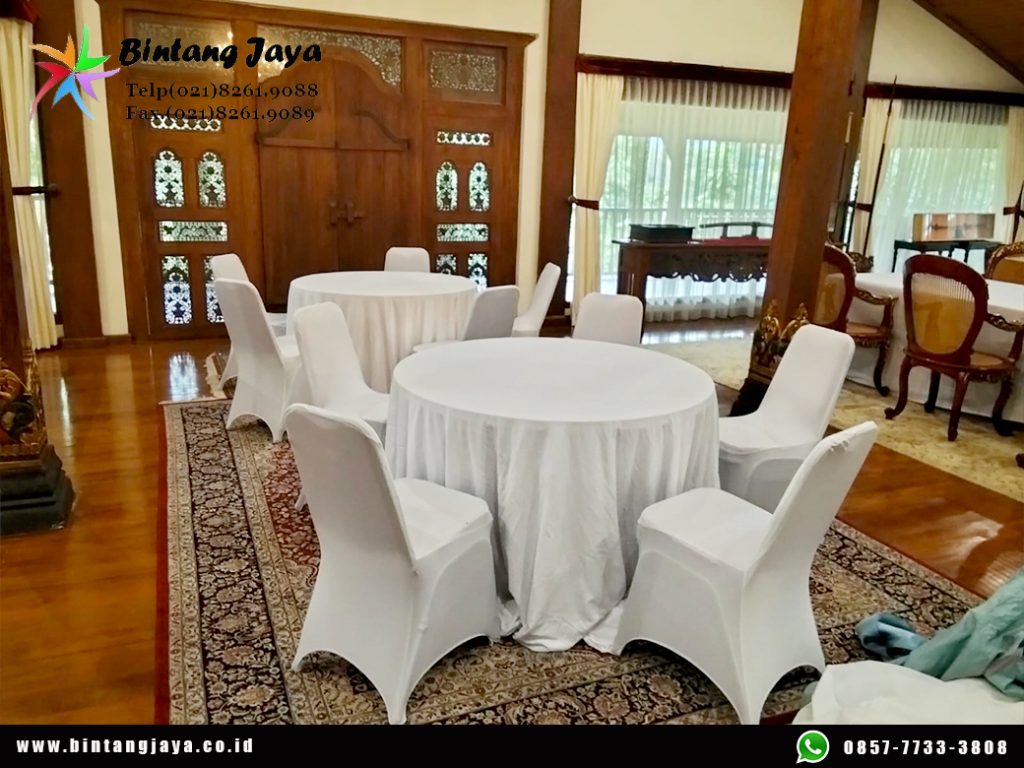 Sewa Kursi Event Sarung Putih dan Meja Bundar Hambalang untuk Tampilan Rapi & Elegan