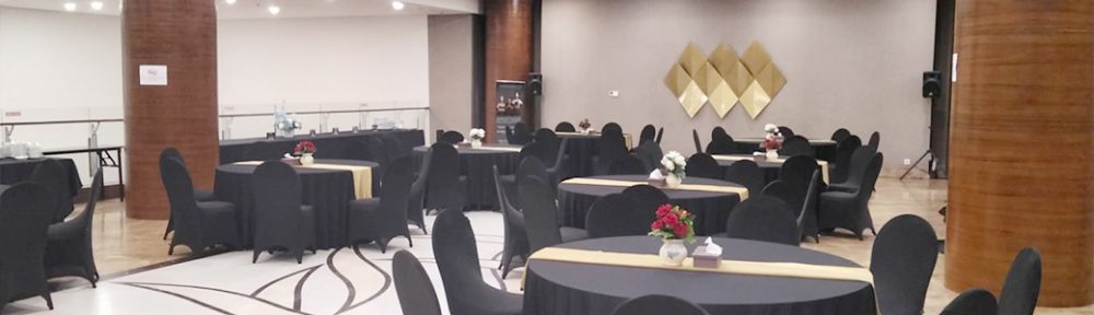 Sewa Round Table dan Kursi Cover Hitam Event HK Tower untuk Acara yang Elegan dan Profesional