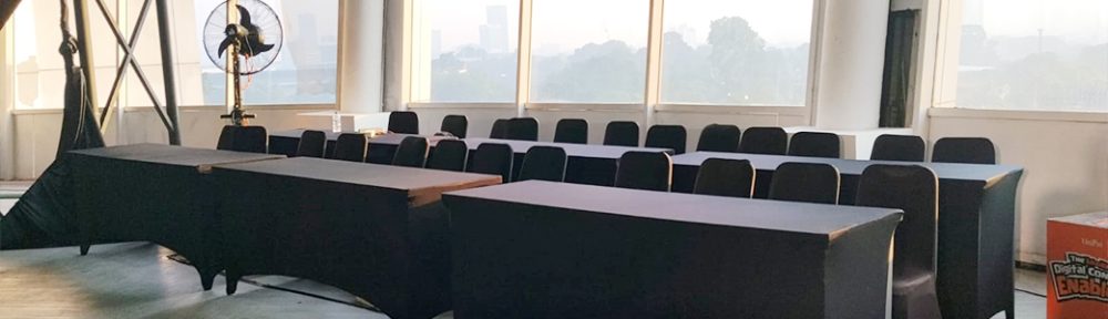 Sewa Meja IBM Jakarta untuk Area Panitia dan Registrasi yang Lebih Rapi