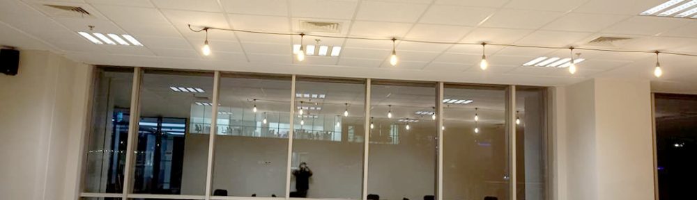 Sewa Round Table Taplak Hitam Putih dan Kursi Cover Hitam Jakarta