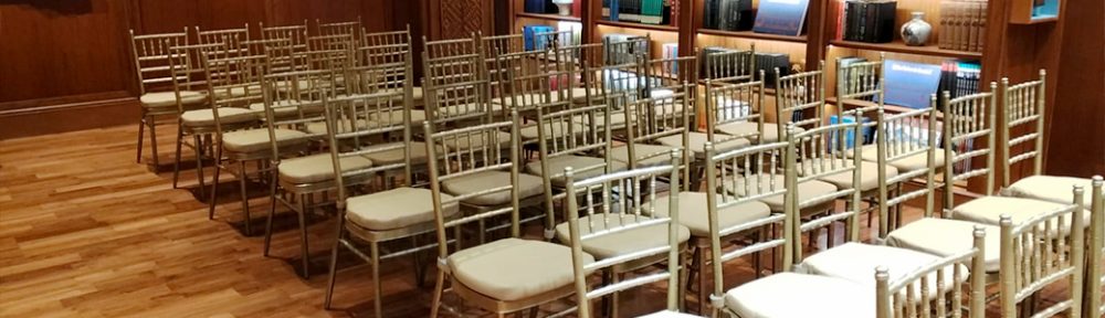 Rental Kursi Tiffany Kayu Jati Warna Gold Busa Tebal Jakarta untuk Event Premium dan Elegan
