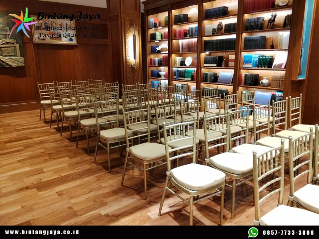 Rental Kursi Tiffany Kayu Jati Warna Gold Busa Tebal Jakarta untuk Event Premium dan Elegan