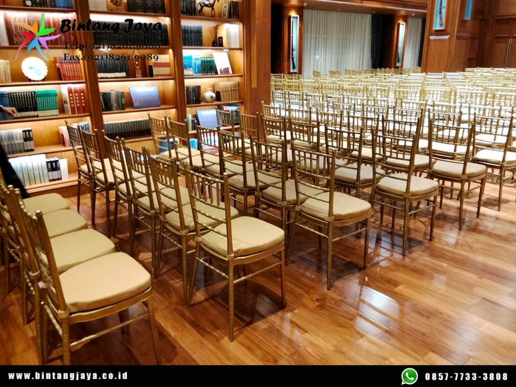 Rental Kursi Tiffany Kayu Jati Warna Gold Busa Tebal Jakarta untuk Event Premium dan Elegan