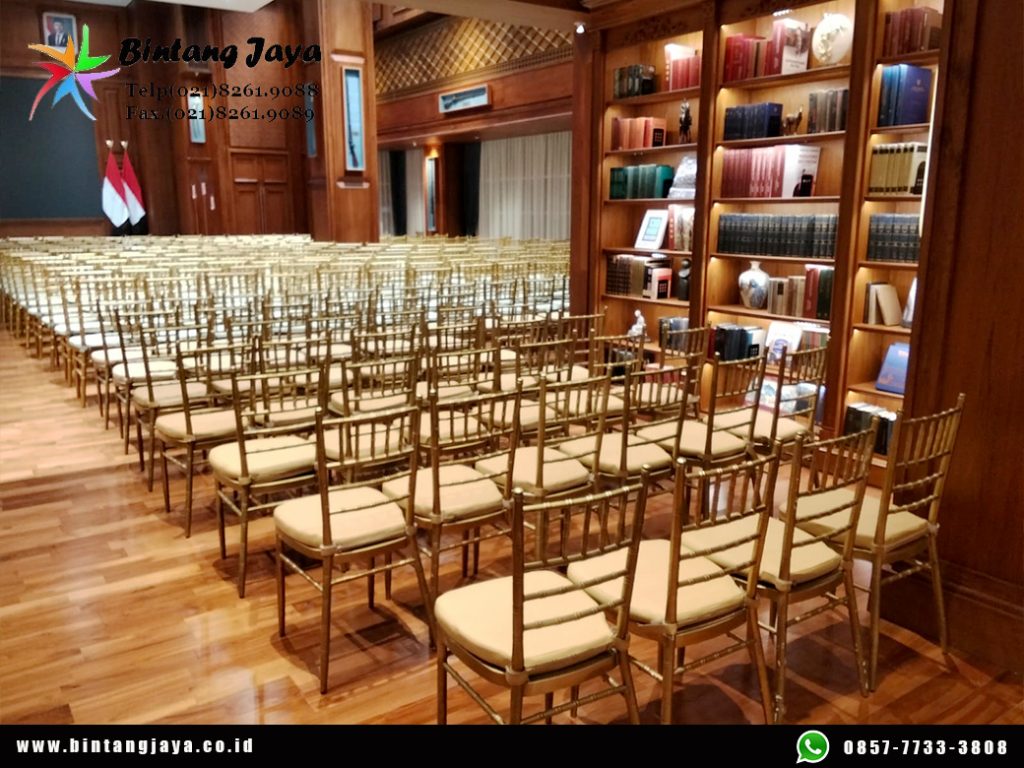 Rental Kursi Tiffany Kayu Jati Warna Gold Busa Tebal Jakarta untuk Event Premium dan Elegan