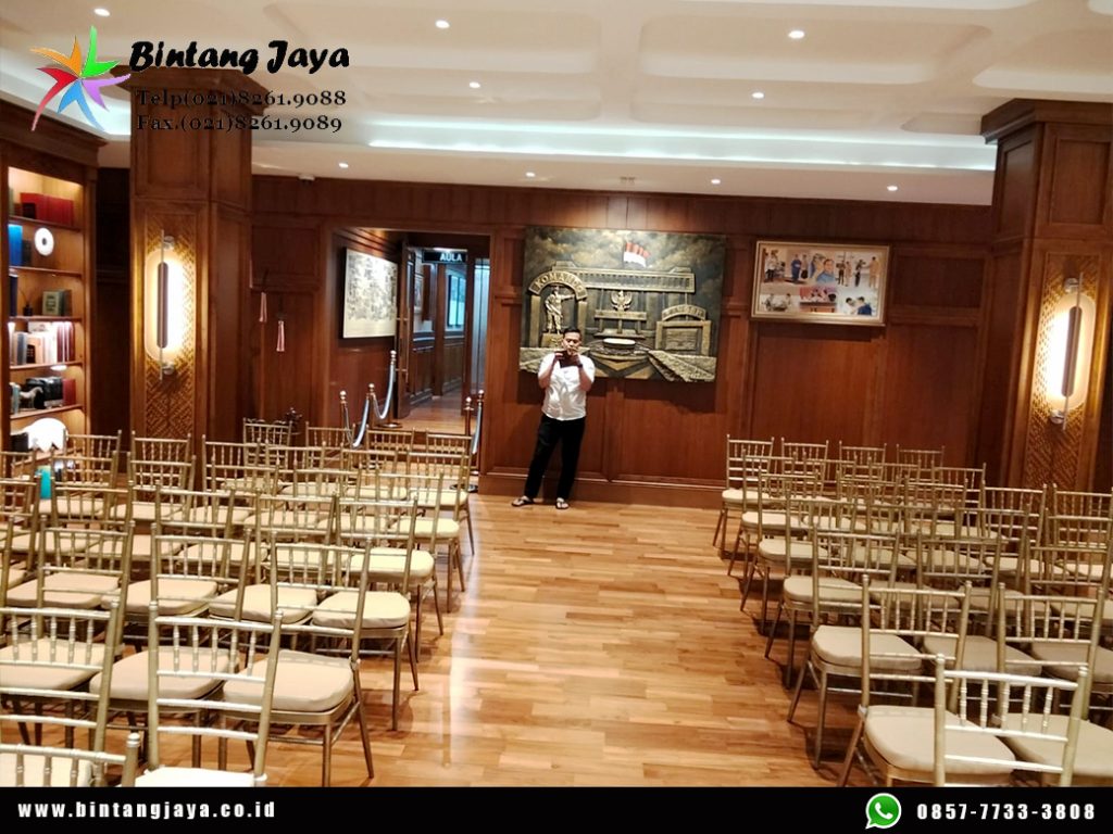Rental Kursi Tiffany Kayu Jati Warna Gold Busa Tebal Jakarta untuk Event Premium dan Elegan