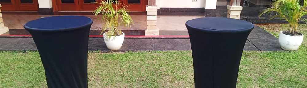 Kenapa Area Lounge Premium Selalu Menggunakan Meja Barstool Cover Hitam?