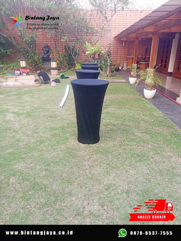 Kenapa Area Lounge Premium Selalu Menggunakan Meja Barstool Cover Hitam?