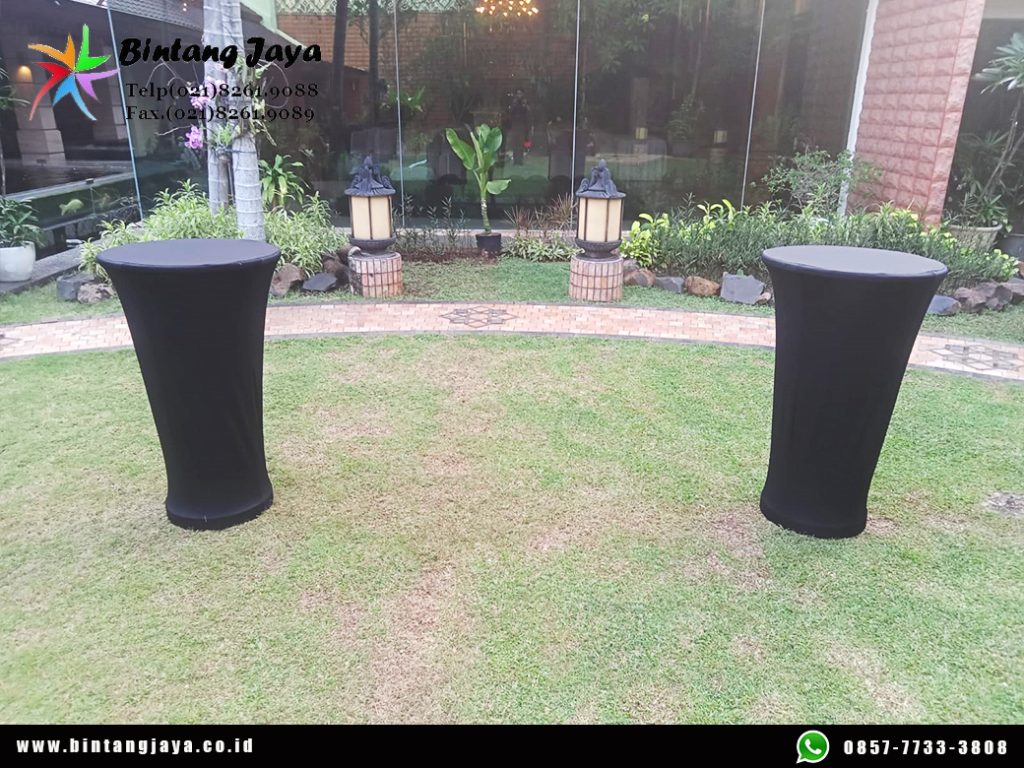 Kenapa Area Lounge Premium Selalu Menggunakan Meja Barstool Cover Hitam?