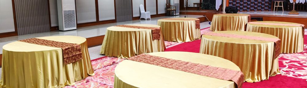 Sewa Meja Bulat Taplak Gold Tebar Runner Batik Jakarta untuk Dining dan Corporate Event Elegan