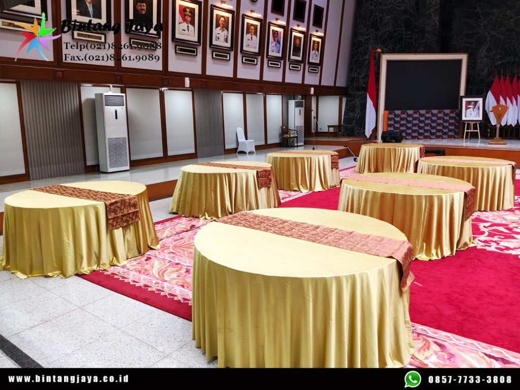 Sewa Meja Bulat Taplak Gold Tebar Runner Batik Jakarta untuk Dining dan Corporate Event Elegan