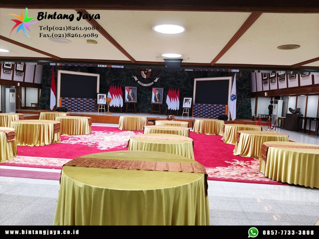 Sewa Meja Bulat Taplak Gold Tebar Runner Batik Jakarta untuk Dining dan Corporate Event Elegan