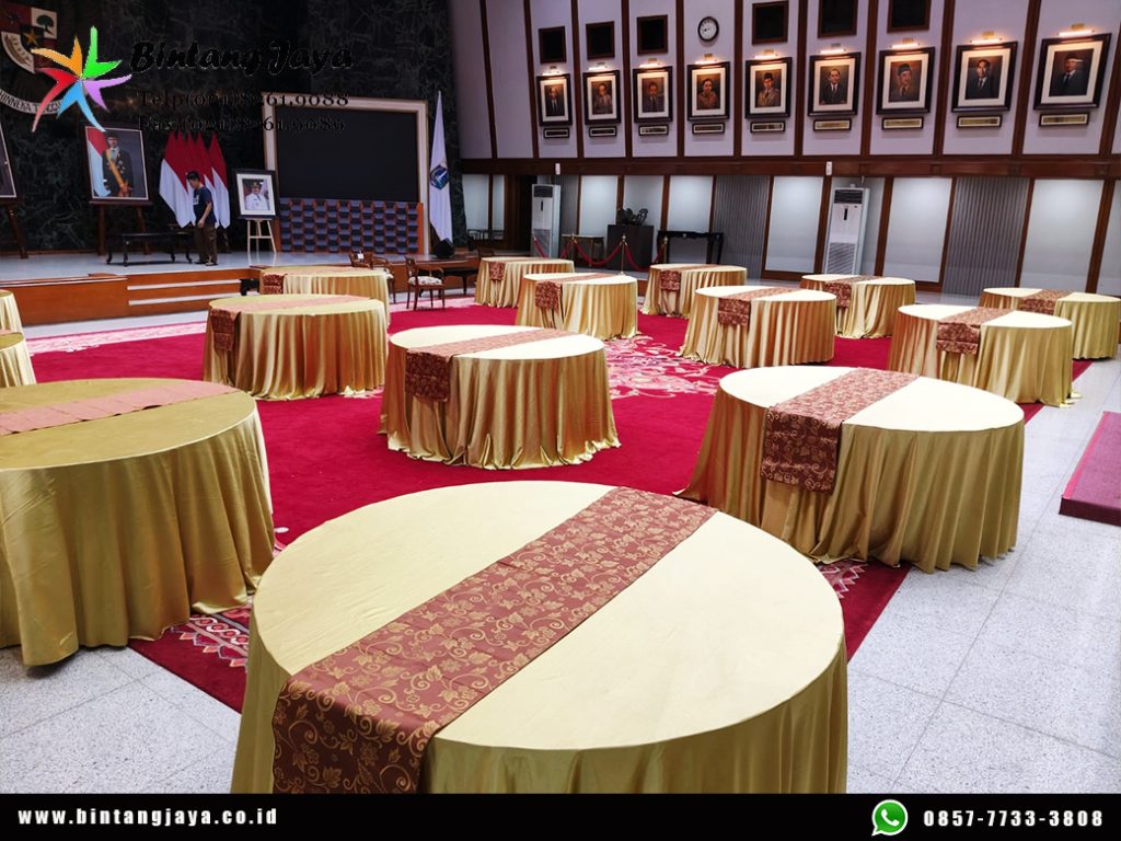 Sewa Meja Bulat Taplak Gold Tebar Runner Batik Jakarta untuk Dining dan Corporate Event Elegan