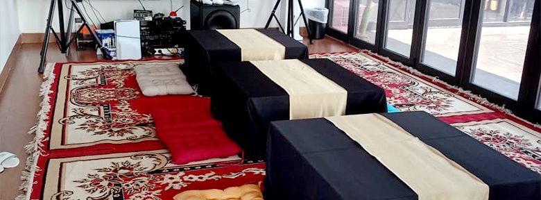 Sewa Meja Lesehan Premium dengan Cover dan Runner Eksklusif