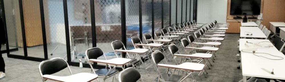 Sewa Kursi Kuliah Jakarta dengan Meja Tulis yang Praktis dan Kokoh