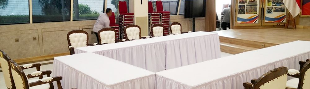 Rental Meja Kotak Taplak Putih, Kursi Arm Chairs Depok untuk Area VIP yang Elegan
