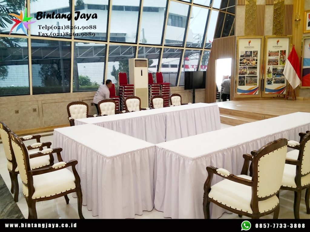 Rental Meja Kotak Taplak Putih, Kursi Arm Chairs Depok untuk Area VIP yang Elegan