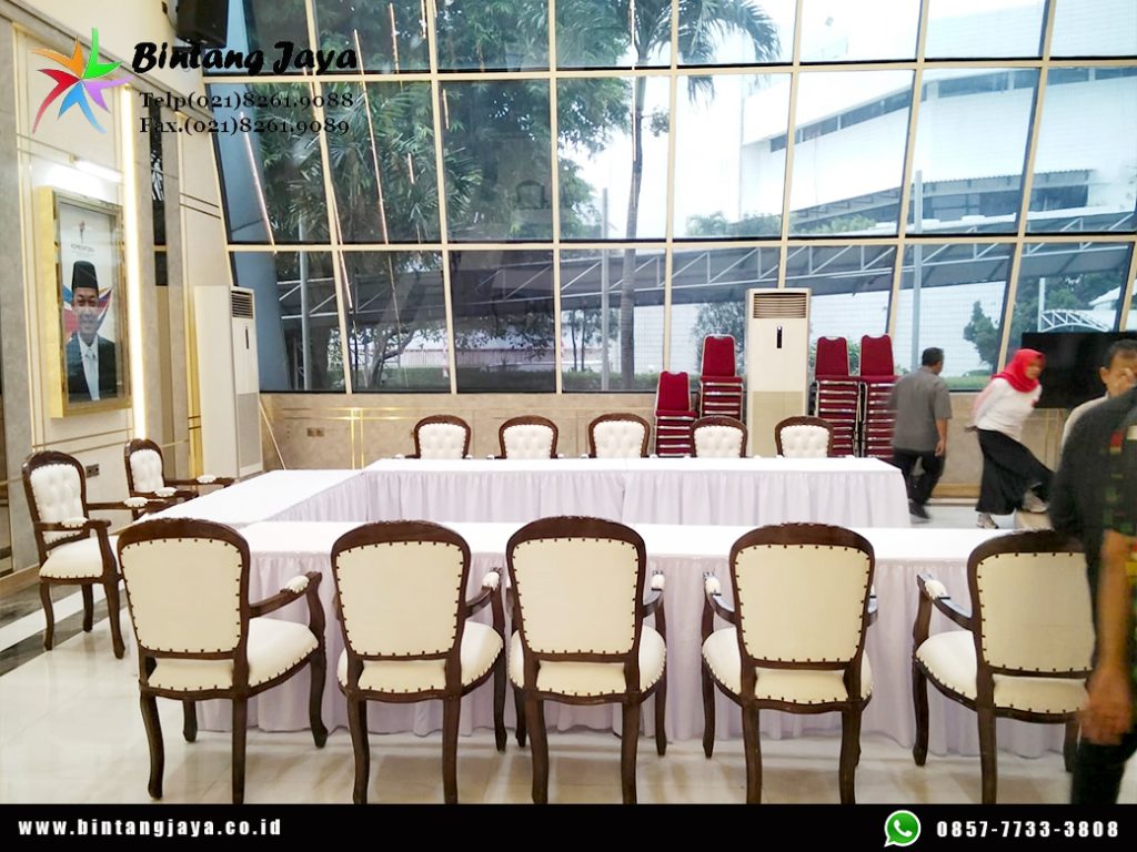 Rental Meja Kotak Taplak Putih, Kursi Arm Chairs Depok untuk Area VIP yang Elegan