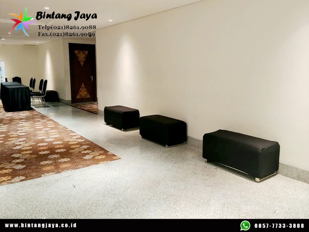 Sewa Puff Double Seater Hitam Jakarta untuk Area Lounge yang Stylish
