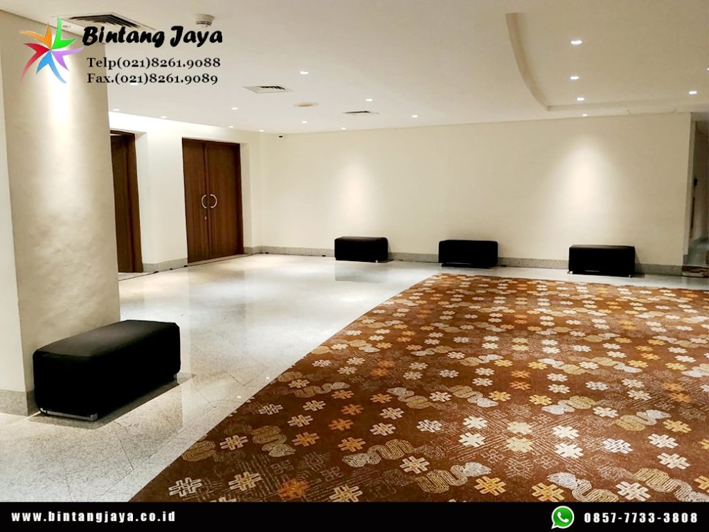 Sewa Puff Double Seater Hitam Jakarta untuk Area Lounge yang Stylish