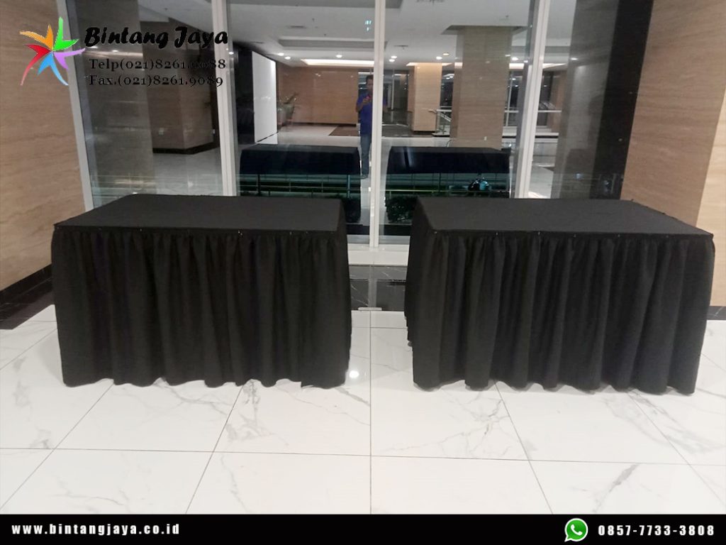 Sewa Meja Kotak Cover Skirting Hitam Event RCTI untuk Area Acara yang Profesional