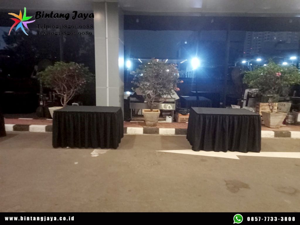 Sewa Meja Kotak Cover Skirting Hitam Event RCTI untuk Area Acara yang Profesional