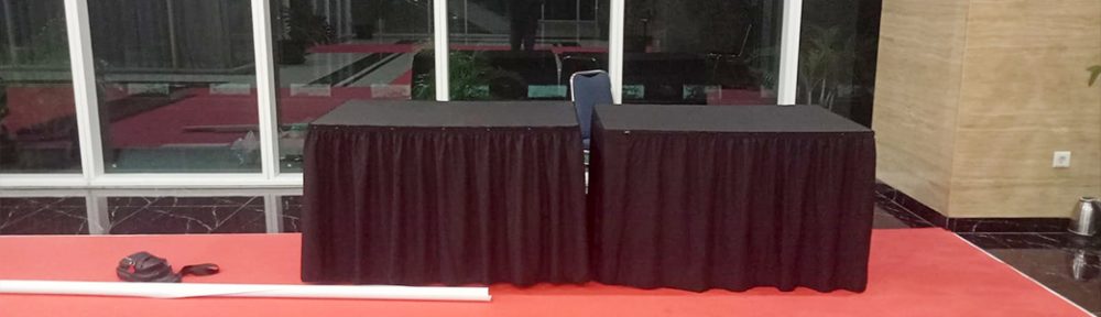 Sewa Meja Kotak Cover Skirting Hitam Event RCTI untuk Area Acara yang Profesional