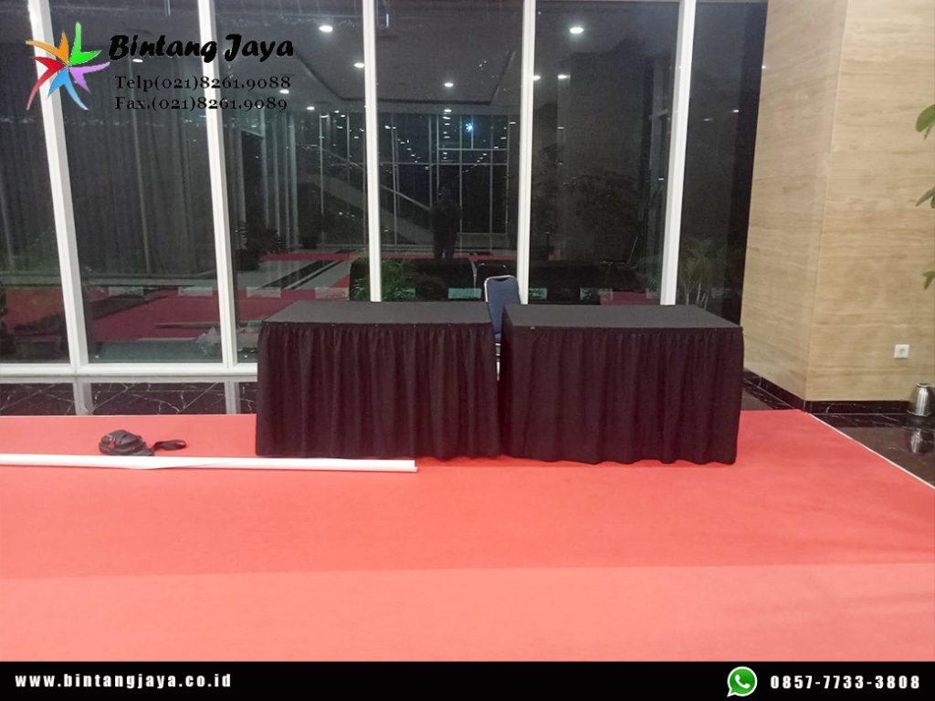 Sewa Meja Kotak Cover Skirting Hitam Event RCTI untuk Area Acara yang Profesional
