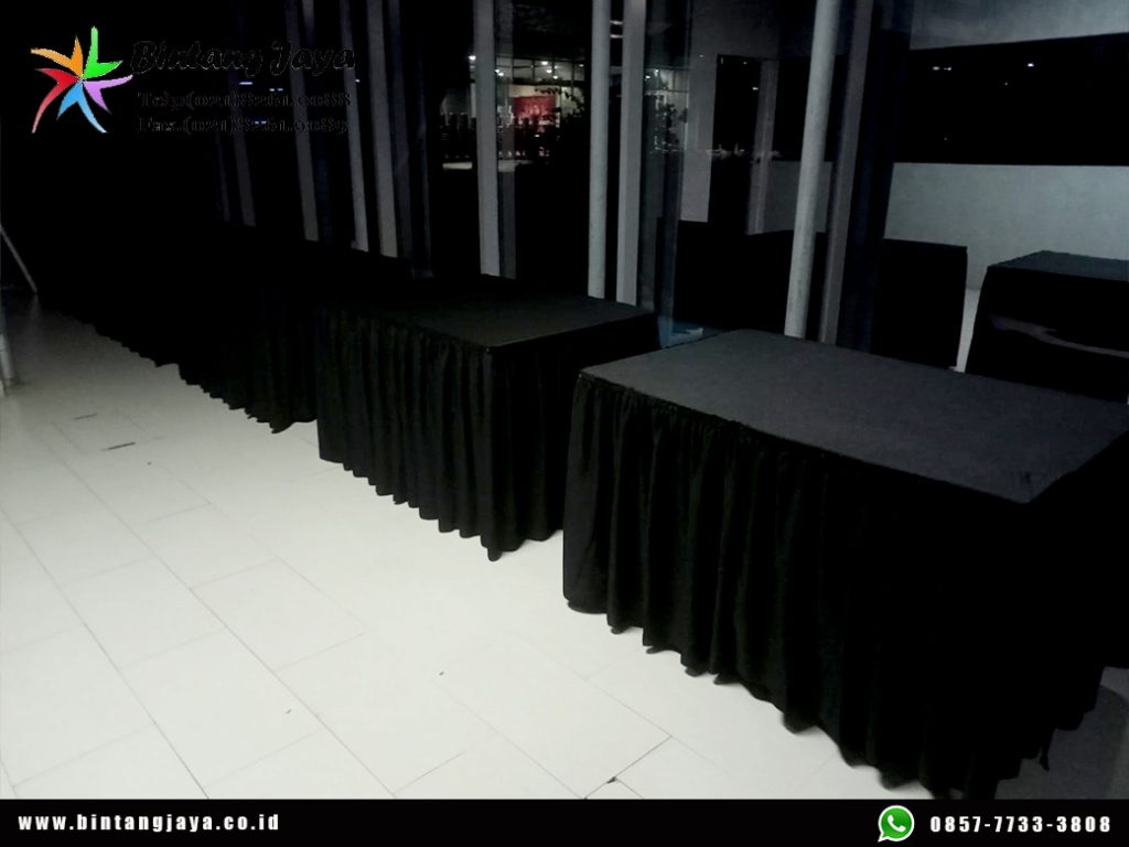 Sewa Meja Kotak Cover Skirting Hitam Event RCTI untuk Area Acara yang Profesional